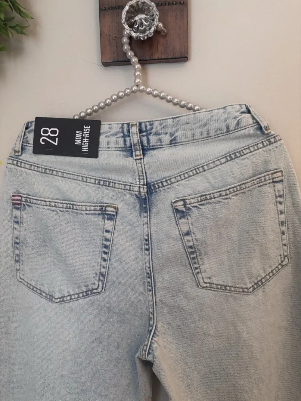 NWT BDG Urban Outfitters Size 28 Mom High-Rise Light Wash Jeans